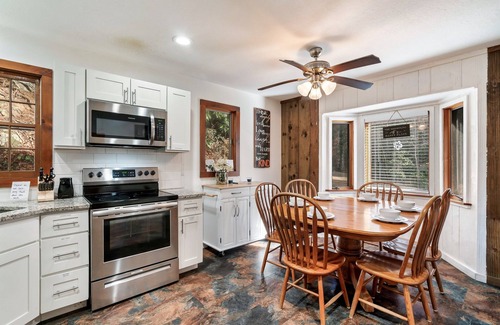 Pittman Center Cabina | Free Dollywood Tix/Views/Dog Friendly/PoolTable