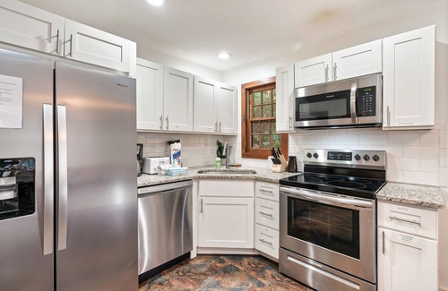 Pittman Center Cabina | Free Dollywood Tix/Views/Dog Friendly/PoolTable