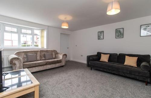 Jarrow Casa | Free Driveway Parking 3 Double Bedroom House, Ideal for long term contractor, etc stays, 4 miles 11 mins drive to Nissan, 20 mins drive to Sunderland Newcastle, Fast WIFI - see Dwellcome Home Ltd site for assurance