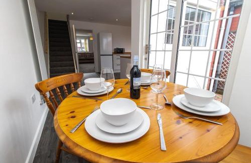 Jarrow Casa | Free Driveway Parking 3 Double Bedroom House, Ideal for long term contractor, etc stays, 4 miles 11 mins drive to Nissan, 20 mins drive to Sunderland Newcastle, Fast WIFI - see Dwellcome Home Ltd site for assurance