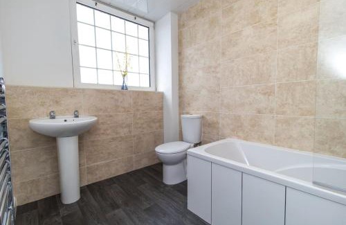 Jarrow Casa | Free Driveway Parking 3 Double Bedroom House, Ideal for long term contractor, etc stays, 4 miles 11 mins drive to Nissan, 20 mins drive to Sunderland Newcastle, Fast WIFI - see Dwellcome Home Ltd site for assurance