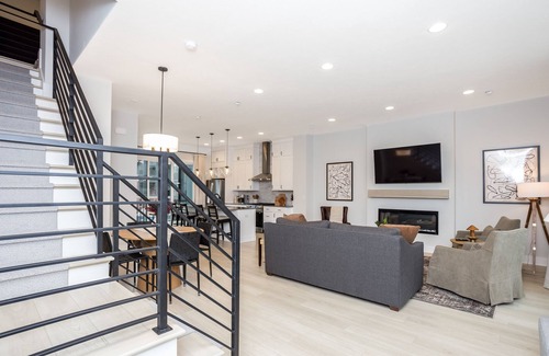 Westfield Casa | Free Golf Cart! Luxe Townhome Near Grand Park!