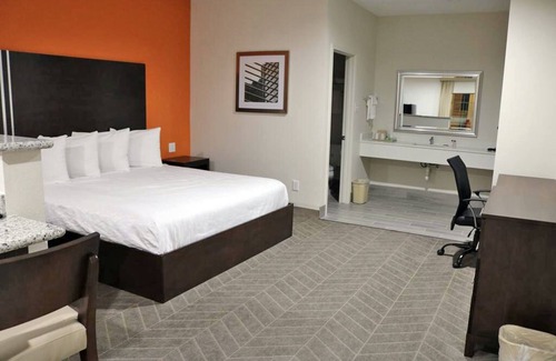 Humble Hotel | Free IAH Shuttle and Breakfast - Stay Comfortably with In-Room Kitchenette