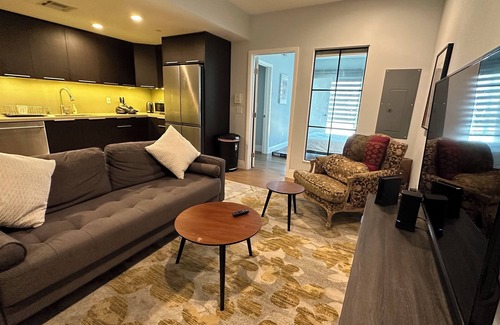 Wilshire Center Apartamento | Free indoor Parking in Downtown Los Angeles.