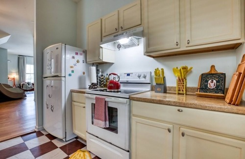 Thomas Square Casa | Free Late Check-Out - 2 King Beds, Massage Chair, Air Hockey - DT & Forsyth Park