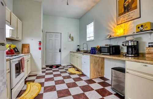 Thomas Square Casa | Free Late Check-Out - 2 King Beds, Massage Chair, Air Hockey - DT & Forsyth Park
