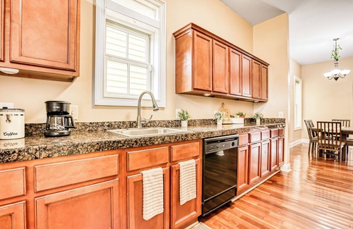Thomas Square Apartamento | Free Late Check-Out - Big Yard + BBQ - Summer Getaway near Starland & River St