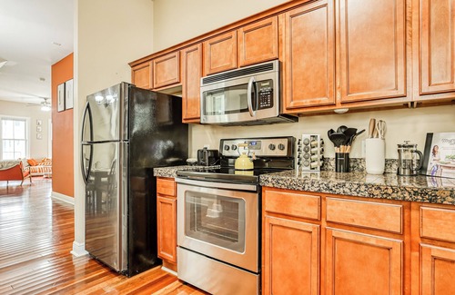 Thomas Square Apartamento | Free Late Check-Out - Big Yard + BBQ - Summer Getaway near Starland & River St