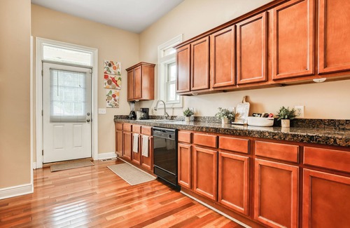 Thomas Square Apartamento | Free Late Check-Out - Big Yard + BBQ - Summer Getaway near Starland & River St