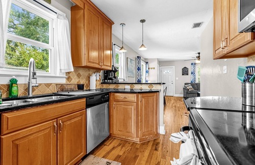 Wadeview Park Casa | Free Laundry & Parking Near Downtown & Disney