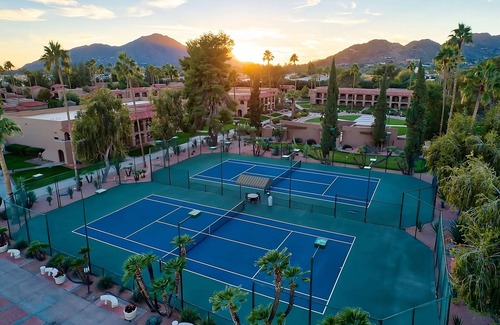 South Scottsdale Complejo | Free Local Shuttle to Old Town Scottsdale, Fashion Square Mall, Camelback