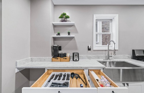 Bayonne Apartamento | Charming Retreat| 3-BR | NYC Access