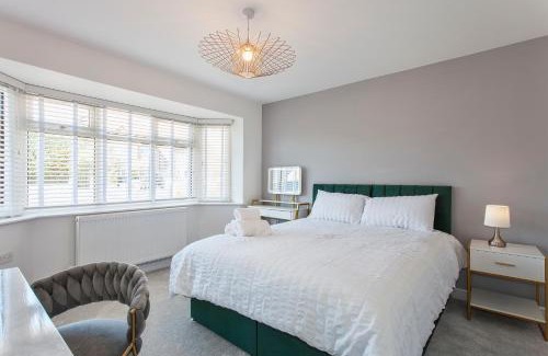 Woodley Casa | Free Parking 14-Bed Home Large Groups