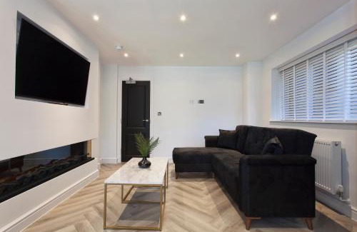 Woodley Casa | Free Parking 14-Bed Home Large Groups