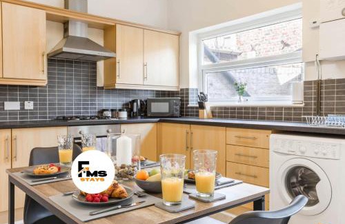 Liverpool Casa | Free Parking, 4 Bed, 2 Bath House, Long Term Stay Savings, Contractors, Near Anfield