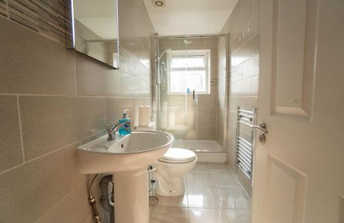 Reading Casa | Free Parking 6 Beds Fully Equipped Home Favourite by Contractors & Groups
