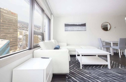 Downtown Winnipeg Apartamento | Free Parking and Wi-Fi! One Bedroom Suite Downtown
