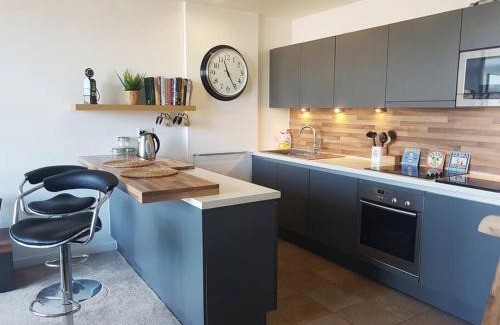 Irlam Apartamento | Free parking- Central water-side apartment