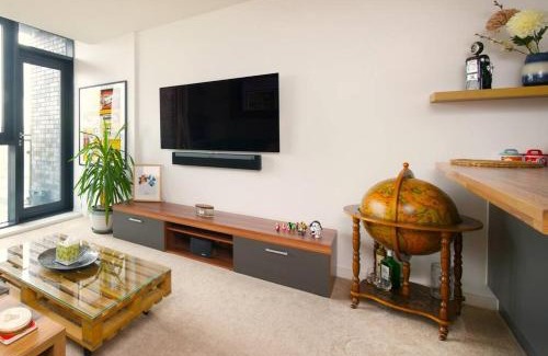 Irlam Apartamento | Free parking- Central water-side apartment