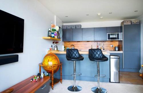 Irlam Apartamento | Free parking- Central water-side apartment
