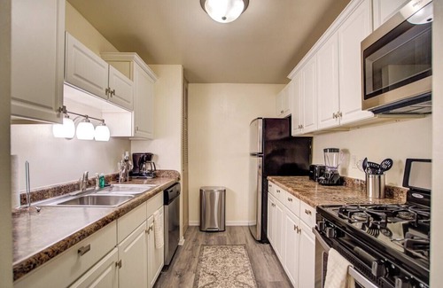 West Allis Apartamento | Free Parking. Dishwasher. Balcony. Medical Centers
