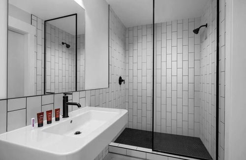 People's Freeway Hotel | Free Parking & Dog-friendly, Wasatch Room at evo Hotel