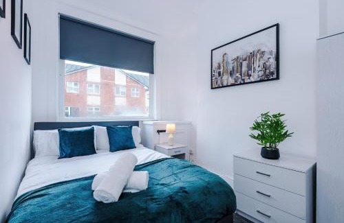 Forsbrook Apartamento | FREE parking, LARGE House for Contractors & Families, Sleeps 10, 25 mins to ALTON TOWERS