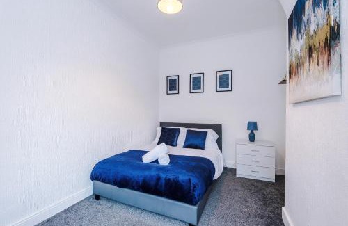 Forsbrook Apartamento | FREE parking, LARGE House for Contractors & Families, Sleeps 10, 25 mins to ALTON TOWERS