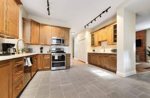 Larimer Casa | Free Parking+6BR+Pet Friendly and 5 Min From Bakery Sq