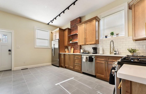 Larimer Casa | Free Parking+6BR+Pet Friendly and 5 Min From Bakery Sq