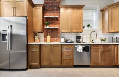 Larimer Casa | Free Parking+6BR+Pet Friendly and 5 Min From Bakery Sq