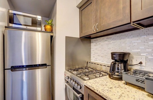 West Allis Apartamento | Free Parking+Pet Friendly+Private Entry+MedCenter