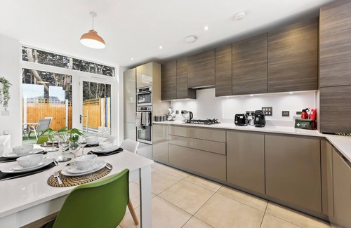 High Barnet Casa | *Free Parking* Sleeps 8 *Barnet* North London* With Large Garden