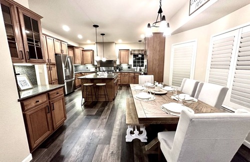 Monument Casa | FREE Pizza|Arcade|Open Space|Mnt Views|3 K-Beds