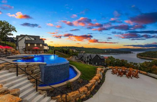 Kimberling City Casa | FREE Resort Amenities, Mini golf, Pool/Hot Tubs - PERFECT FOR LARGE FAMILY
