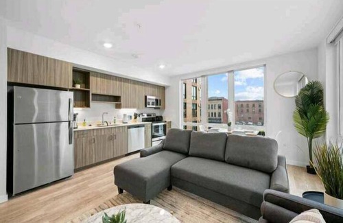 Riverside Apartamento | Free Secured Parking! Walk 2 Riverfront & Conv Center + EV Charger