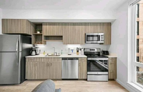 Riverside Apartamento | Free Secured Parking! Walk 2 Riverfront & Conv Center + EV Charger