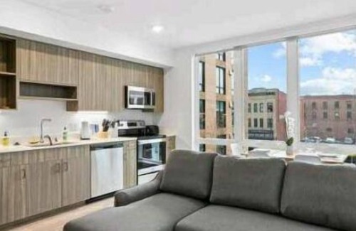 Riverside Apartamento | Free Secured Parking! Walk 2 Riverfront & Conv Center + EV Charger