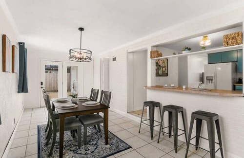 Kenner - Louis Armstrong International Airport Apartamento | Free-standing Beauty w Covered Parking and Yard
