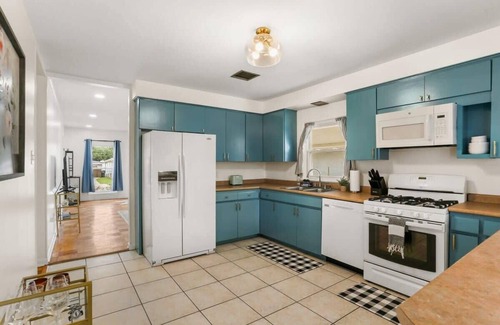 Kenner - Louis Armstrong International Airport Apartamento | Free-standing Beauty w Covered Parking and Yard