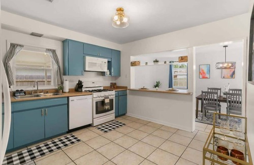 Kenner - Louis Armstrong International Airport Apartamento | Free-standing Beauty w Covered Parking and Yard