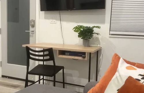 South Delridge Casa | Free Street Parking Modern & Bright Guest Unit