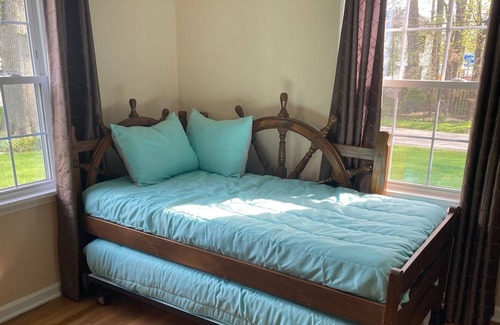Eastlake Apartamento | Free Kayaks! Lakeview Nautical private guest suite.