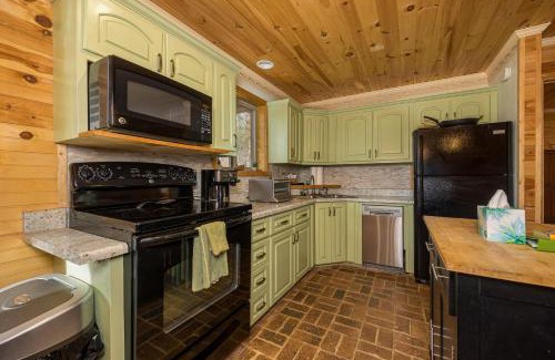 Cosby Casa | Free tickets! Sleeps 10 SECLUDED Cosby cabin on 7 acres w hot tub, game room!