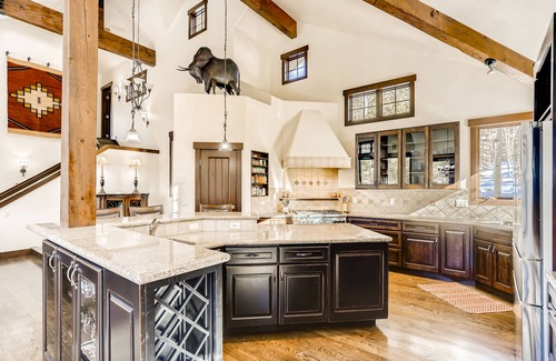 Forest Hills Casa | Free VIP Shuttle, Hot Tub, Views!
