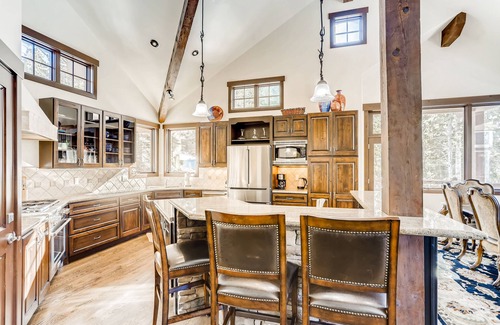 Forest Hills Casa | Free VIP Shuttle, Hot Tub, Views!