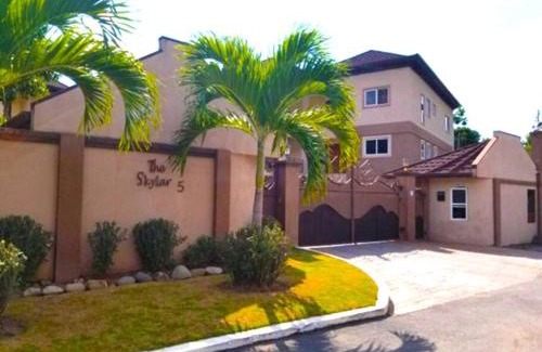 New Kingston Apartamento | Free Wi-Fi, 24-hour Security, Pool