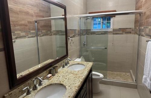 New Kingston Apartamento | Free Wi-Fi, 24-hour Security, Pool