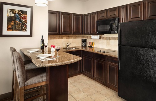 Fort Worth Condominio | Wi-Fi gratis + desayuno de cortesía + piscina al aire libre | ¡30 minutos de Six Flags!