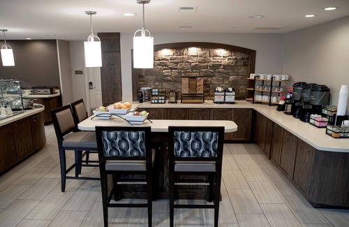 Auburn Hills Condominio | Free Wi-Fi, Free Breakfast + Indoor Pool